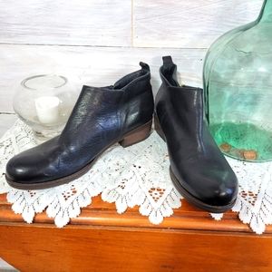 Eric Michael London Black Ankle Boots  Women's Size 39 or 8.5  Leather